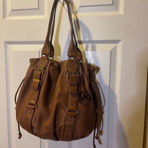 Michael Kors Brown Leather Medium bucket style shoulder bag gold tone Hardwares. - Picture 2 of 16